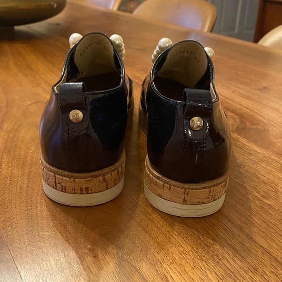 AGL Attilio Giusti Leombruni patent leather loafers with pearl embellishments - Picture 3 of 7